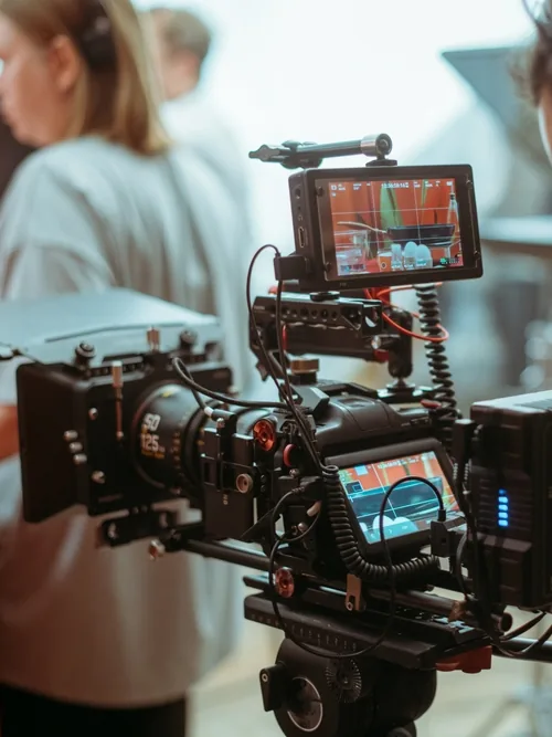Detalle de una cámara de cine con monitores mostrando la escena encuadrada