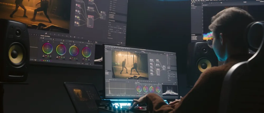 Sala de etalonaje: una colorista ajusta el color de una escena en varias pantallas