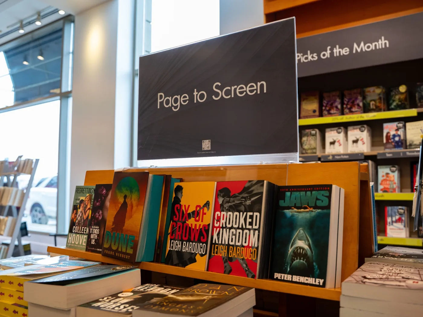 Mesa de librería bajo un cartel «Page to Screen» con novelas que han llegado al cine y la televisión